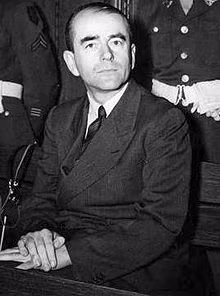Albert Spee là bạn thân và là thân tín vô cùng trung thành với nhà độc tài Hitler. Được đào tạo để trở thành kiến trúc sư, ông được giao trọng trách quan trọng về vũ khí trang bị cho quân đội Đức quốc xã.