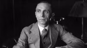Trong số này, Bộ trưởng tuyên truyền Goebbels đã đạt được thành công lớn khi giúp Hitler nhận được sự ủng hộ của người dân trong việc "loại bỏ" người Do Thái nhằm theo đuổi chủng tộc thượng đẳng Aryan.