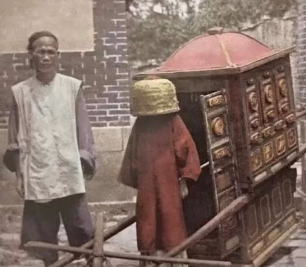 Thay vì đội khăn che đầu màu đỏ, tân nương này đội một chiếc giỏ che kín đầu trong ngày cưới.