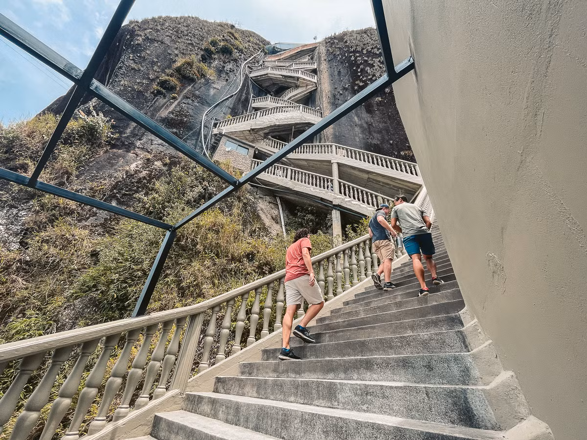 Ở trên đỉnh của tảng đá “La Piedra" có một khu vực dành cho các quầy trưng bày, gian hàng bán đồ lưu niệm, đồ ăn uống.