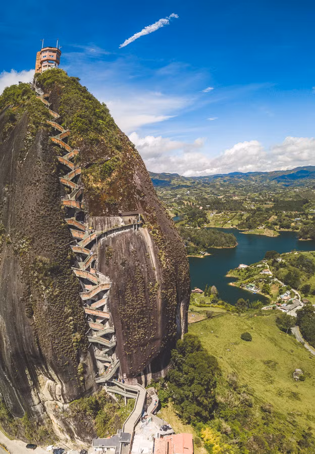 “La Piedra” gần như trơn nhẵn, chỉ có một vết nứt chạy dài từ đỉnh xuống dưới chân tại một bề mặt của tảng đá.