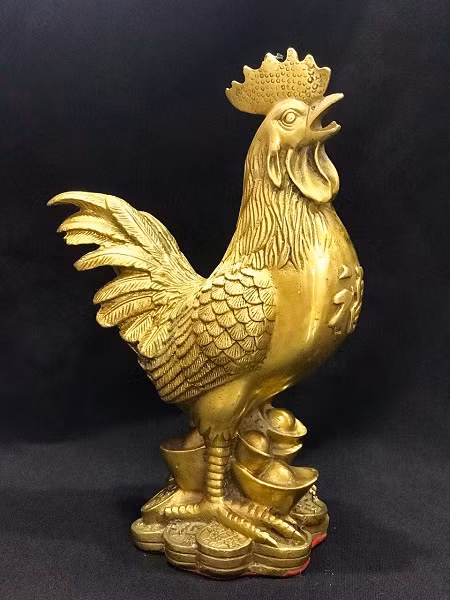 Gà trống. Tượng gà trống là một trong những linh vật phong thủy trấn trạch được nhiều gia đình lựa chọn. Theo tín ngưỡng dân gian, gà trống sẽ gáy khi mặt trời mọc. Người xưa gọi gà là “dương tinh”, tức là tinh của Mặt trời. Ma quỷ đều sợ Mặt trời nên loài gà được xem là có thể xua đuổi tà ma.