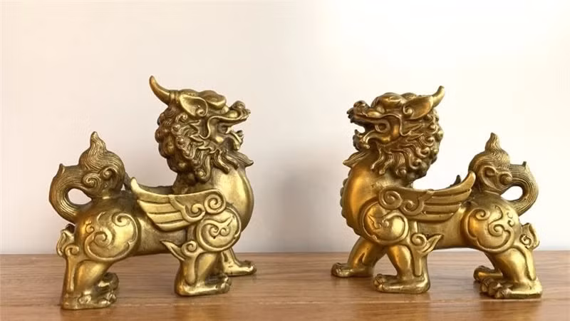 Kỳ lân. Kỳ lân là một sinh vật thần thoại được miêu tả có đầu rồng, thân ngựa và vảy cá chép. Người ta tin rằng sự xuất hiện của linh thú này là điềm lành. Theo phong thủy, kỳ lân mang tới nguồn năng lượng mạnh mẽ, giúp bảo vệ gia chủ và ngôi nhà khỏi những điều xui xẻo. Vật phẩm phong thủy này mang đến sự giàu có, may mắn, sức khỏe... cho gia chủ.