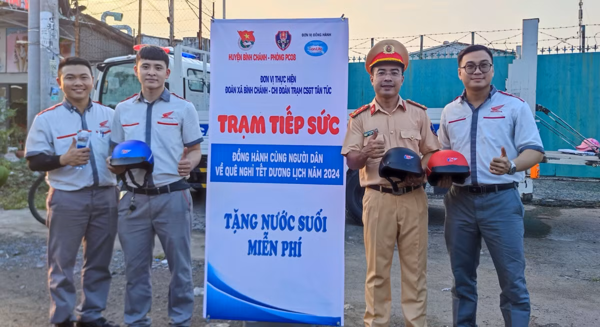 CSGT Trạm Tân Túc và các đơn vị liên quan thực hiện việc làm vô cùng ý nghĩa trước thềm năm mới 2024 gây xúc động người dân.