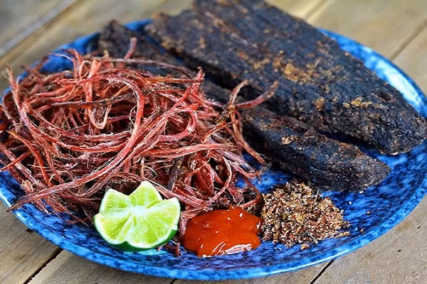 Thịt trâu gác bếp là một trong những đặc sản "ngon quên lối về" của Điện Biên mà chắc hẳn bất kỳ ai đã từng nếm thử đều không thể nào quên được. Ảnh: Monngonmienbac.net.