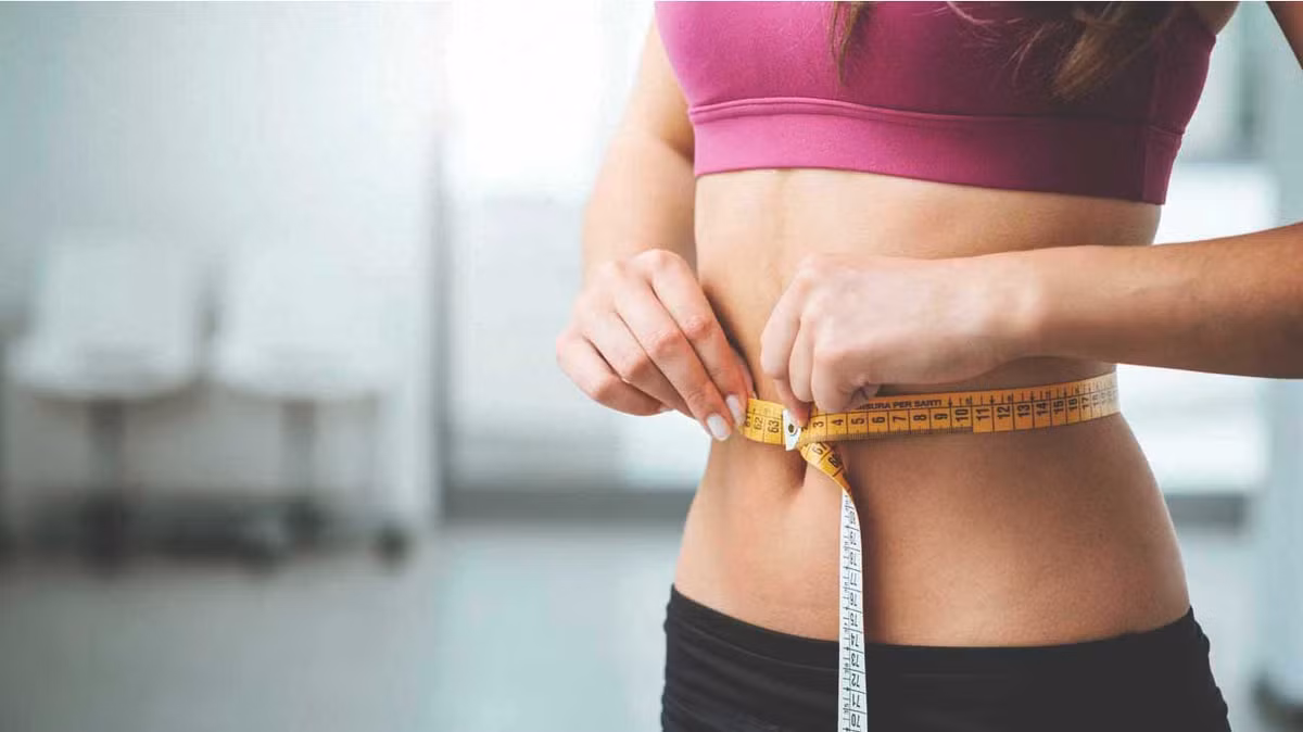 Ngồi lâu: Khi bạn ngồi quá lâu mà không vận động, cơ thể sẽ ngừng sản xuất lipase - một loại enzyme ức chế chất béo đóng vai trò quan trọng trong việc đạt được mục tiêu giảm cân của bạn. Ảnh: HL.