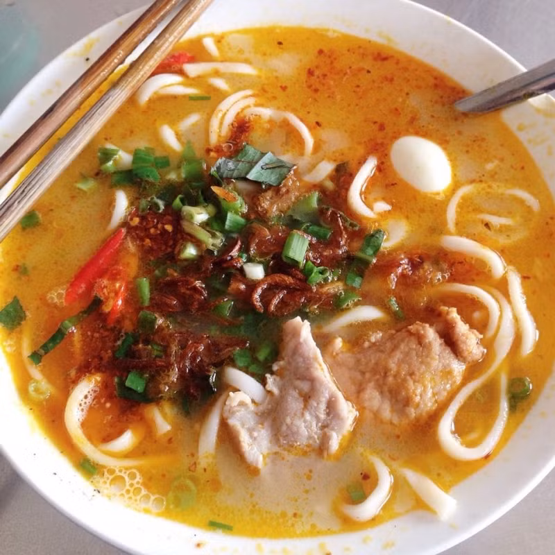 Cháo canh là một đặc sản khác của xứ Nghệ được nhiều người yêu thích. Cháo canh Nghệ An được làm từ bột mì và cắt thành sợi lớn như sợi bánh canh. Khi nồi nước hầm xương đã được hầm nhừ, người nấu thả sợi mì đã chần qua, cho thêm tôm, thịt băm đã xào với hành khô,...tạo nên hương vị món ăn hấp dẫn khó tả. Ảnh: cachnauan.vn.
