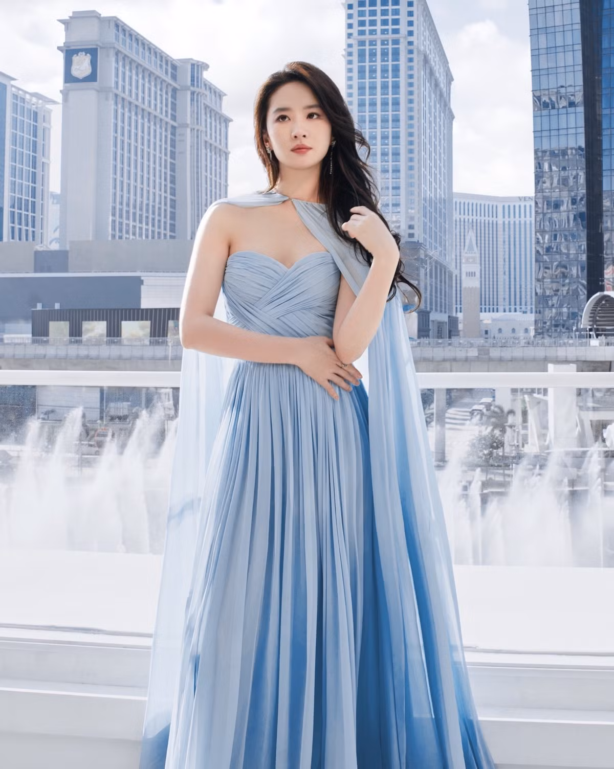 Sau 3 năm hẹn hò, Song Seung Hun lên tiếng xác nhận chuyện chia tay Lưu Diệc Phi. Cả hai bận rộn với công việc mà không có thời gian nghỉ ngơi, khiến mối quan hệ ngày càng xa cách.