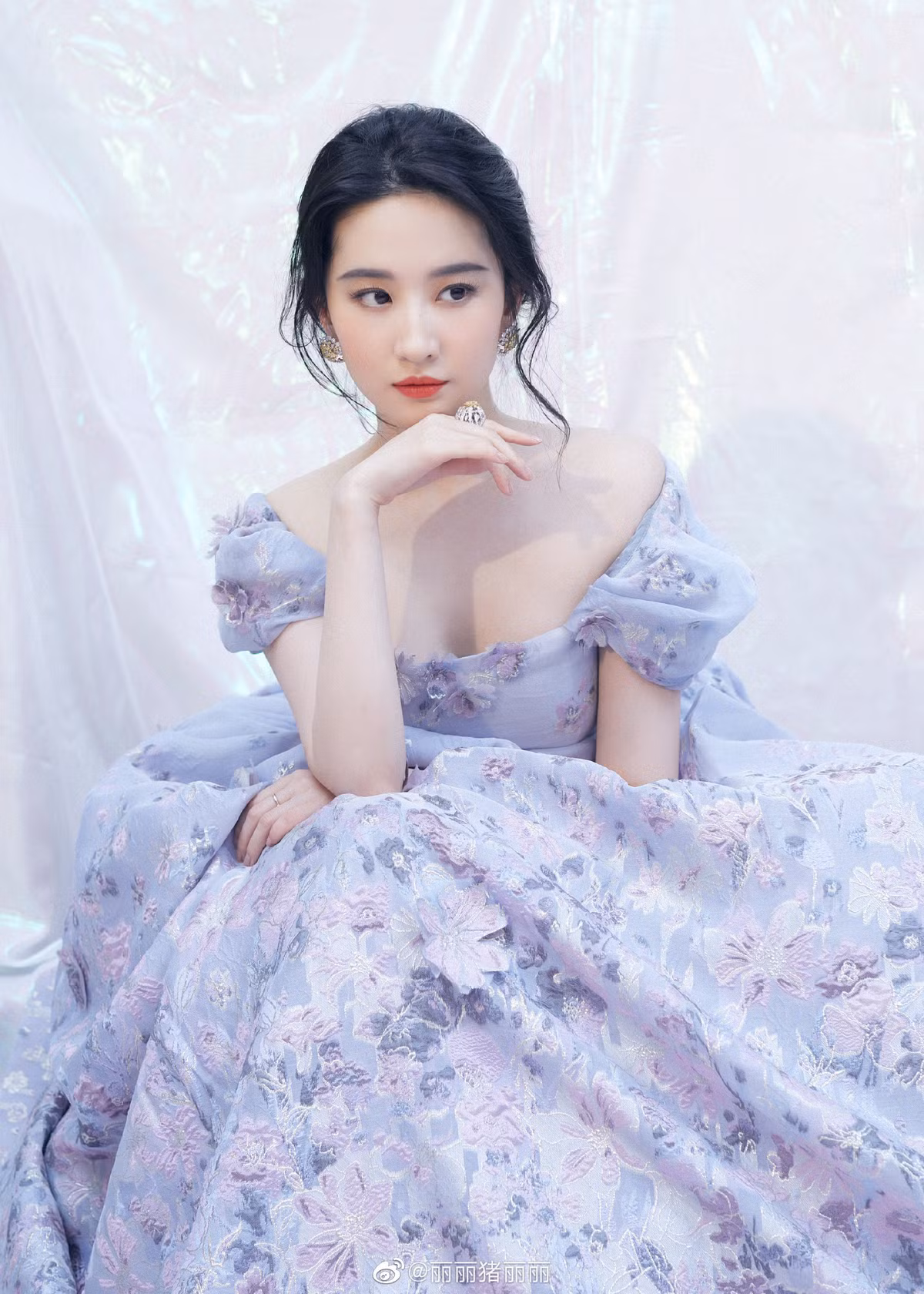 Lưu Diệc Phi: Xinh đẹp, giàu có và 36 tuổi vẫn độc thân Luu Diec Phi: Xinh dep, giau co va 36 tuoi van doc than
