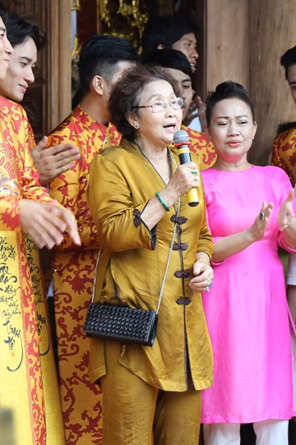 Mẹ ruột Hoài Linh từ lúc trẻ đến khi tuổi cao đều năng động chăm chỉ nên dù ở tuổi xế chiều bà vẫn không ngừng làm việc, đi giao lưu, từ thiện ở khắp mọi nơi.