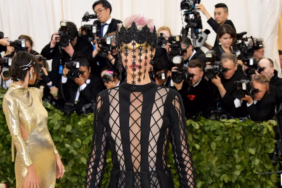 Insider nhận định trong quá trình theo đuổi phong cách gợi cảm, Cara Delevingne đã tiến thêm một bước khi để ngực trần dự Met Gala 2022. Bộ trang phục tông đỏ cùng trang sức gam vàng tạo cảm giác hoài cổ. Ảnh: Vogue.