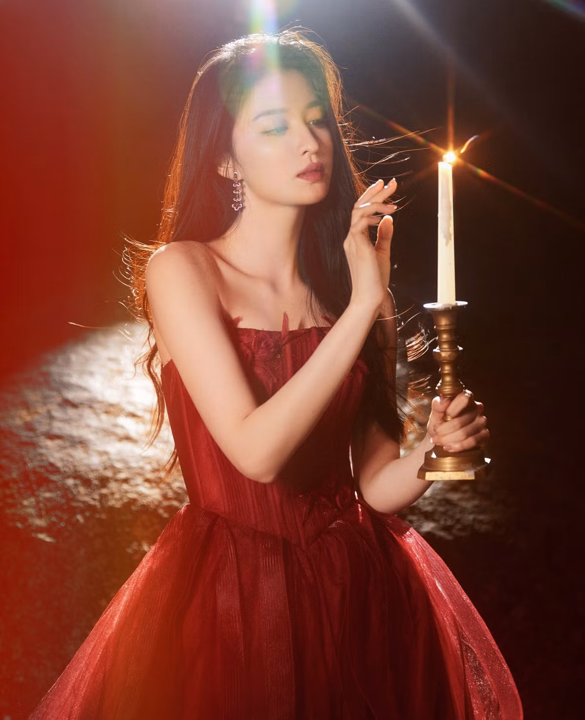 Trong loạt ảnh giới thiệu phim Ngọc Cốt Dao , tạo hình Vương Sở Nhiên được đánh giá cao hơn nữ chính Nhậm Mẫn. Đây là bộ phim cổ trang được dự đoán bùng nổ khi phát sóng. Vương Sở Nhiên cũng có vai nữ chính quan trọng nhất với dự án Khói lửa nhân gian của tôi , cô đóng cặp với tài tử Dương Dương. Loạt ảnh hậu trường của cả hai được khen ngợi vì họ đều có ngoại hình nổi trội và phù hợp khi đứng cạnh nhau. Ngoài ra, Vương Sở Nhiên còn đóng vai nữ chính trong phim Nghe nói em thích tôi cùng Bành Quán Anh.