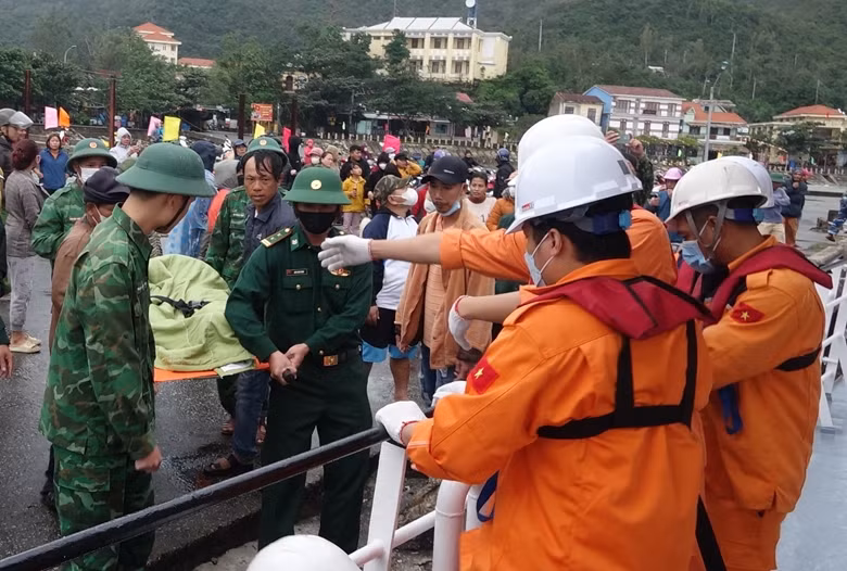 Cứu 2 bệnh nhân nguy kịch trên đảo Cù Lao Chàm bị cô lập Cuu 2 benh nhan nguy kich tren dao Cu Lao Cham bi co lap