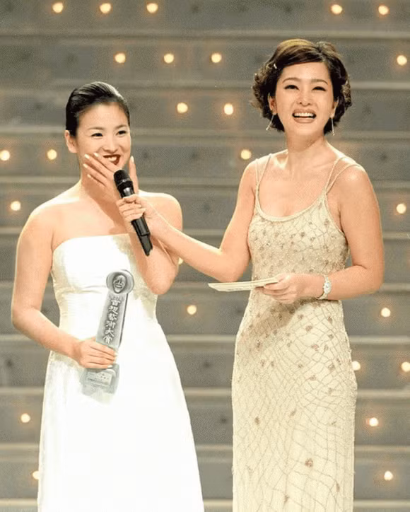 Song Hye Kyo thấp bé, già chát khi đứng cạnh nàng "Hiếu Kiêng" Song Hye Kyo thap be, gia chat khi dung canh nang