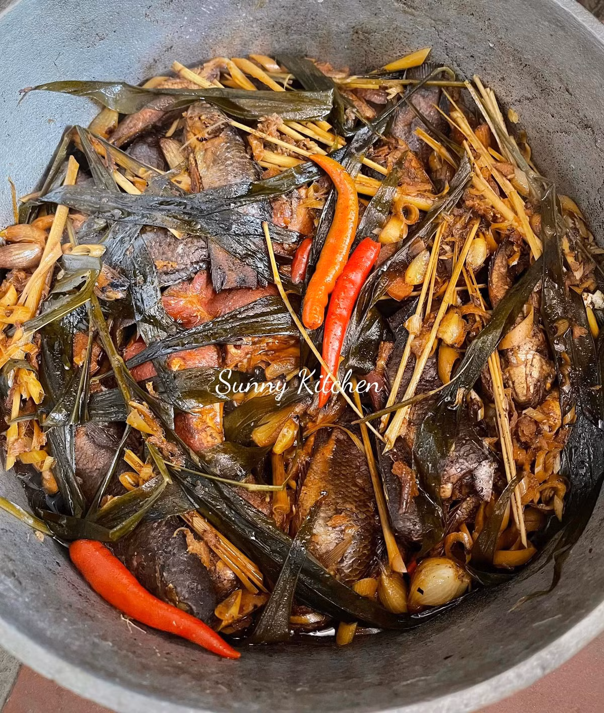 Kho cá bằng nồi gang bếp củi, cho thêm thứ này ngon khó cưỡng - Hình 2 Kho ca bang noi gang bep cui, cho them thu nay ngon kho cuong-Hinh-2