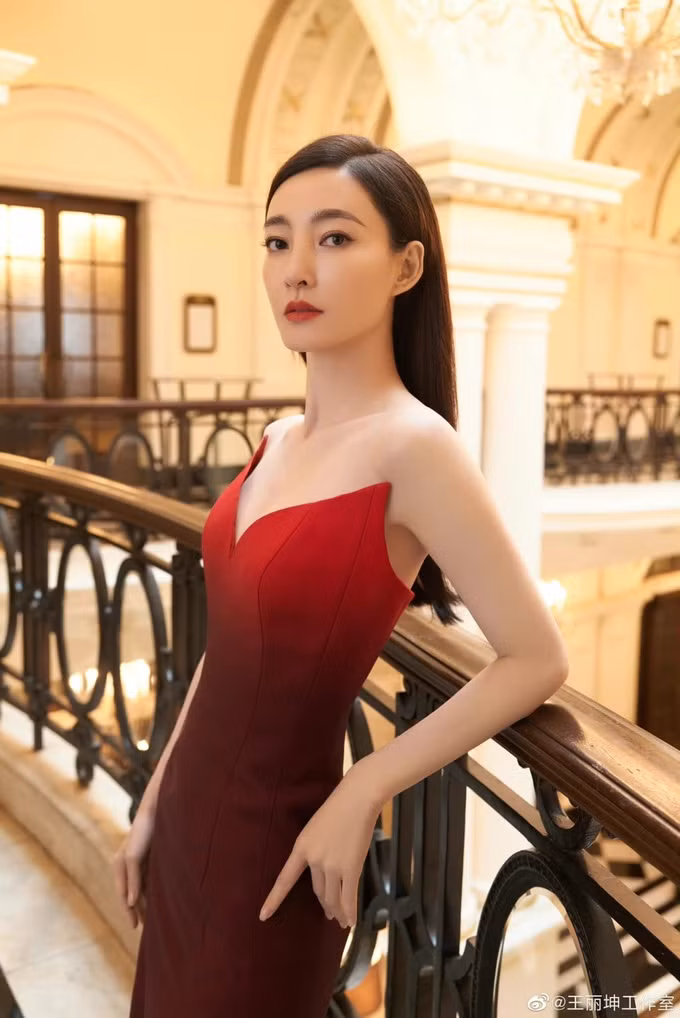 Tình duyên lận đận của mỹ nhân Tây du ký trước khi chồng bị bắt - Hình 2 Tinh duyen lan dan cua my nhan Tay du ky truoc khi chong bi bat-Hinh-2