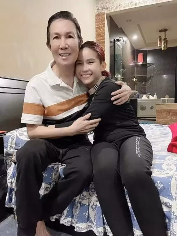 Con gái nuôi của Vũ Linh bị nói "gió chiều nào theo chiều đó" Con gai nuoi cua Vu Linh bi noi