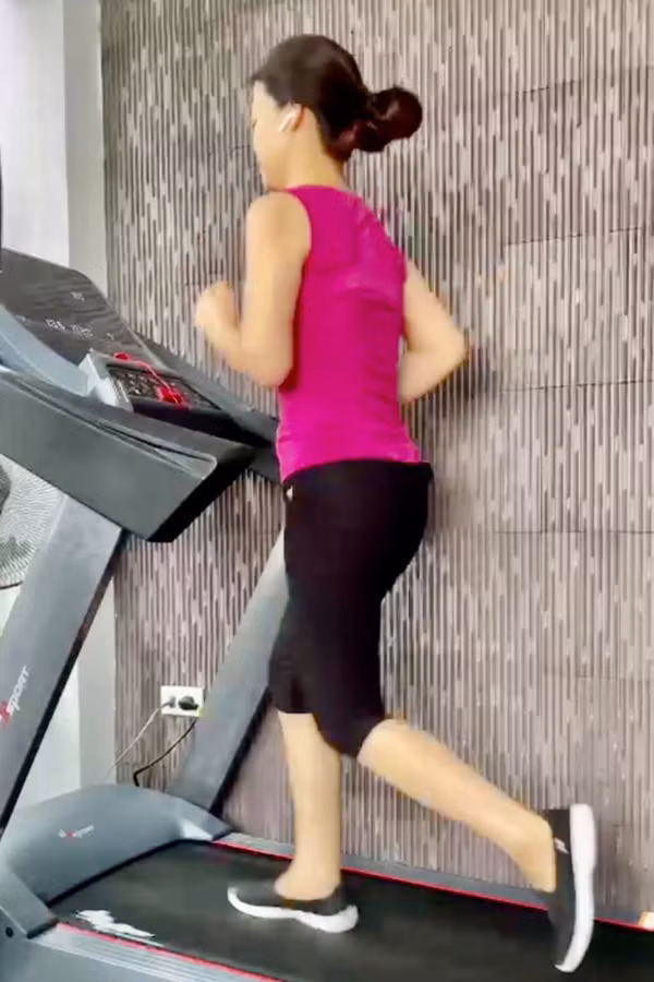 Có được vóc dáng săn chắc và trẻ trung ở tuổi trung niên không thực sự dễ, nhưng với bạn gái NSƯT Chí Trung, điều này hoàn toàn có thể. Ngoài cơ địa không dễ tăng cân, vóc dáng cao ráo, chị còn chăm tập luyện để giữ 3 vòng săn chắc, căng đẹp.