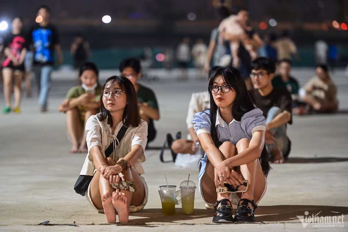 Giống như Quỳnh và Ngân, nhiều bạn trẻ ở lại thành phố với mong muốn trải nghiệm không khí sôi động đón chào năm mới. "Quê em ở Nha Trang, mọi năm em hay về quê dịp lễ nhưng năm nay ở lại, chờ đến kỳ nghỉ Tết Nguyên đán mới về. Ba ngày tới em sẽ dành thời gian đi dạo, ngắm vẻ đẹp yên bình ở thành phố", Ngọc Lan vui vẻ nói.