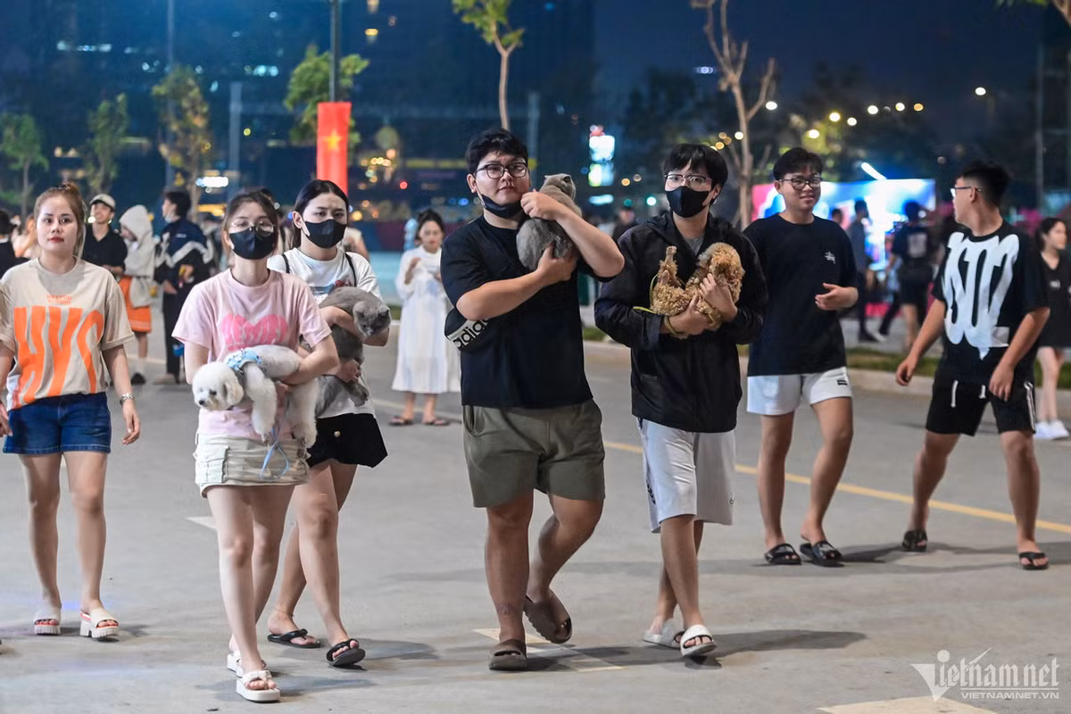 Nhiều người tranh thủ đưa thú cưng đi dạo.