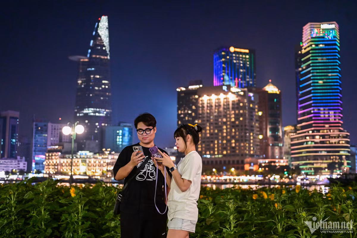 Một trong những điểm nhấn của công viên bờ sông Sài Gòn phía bờ Thủ Thiêm là cánh đồng hoa hướng dương. Từ nay nơi đây được ví là "chiếc view triệu đô" như thu vào tầm mắt cả khung cảnh thành phố trong ánh điện rực rỡ sắc màu, lung linh.