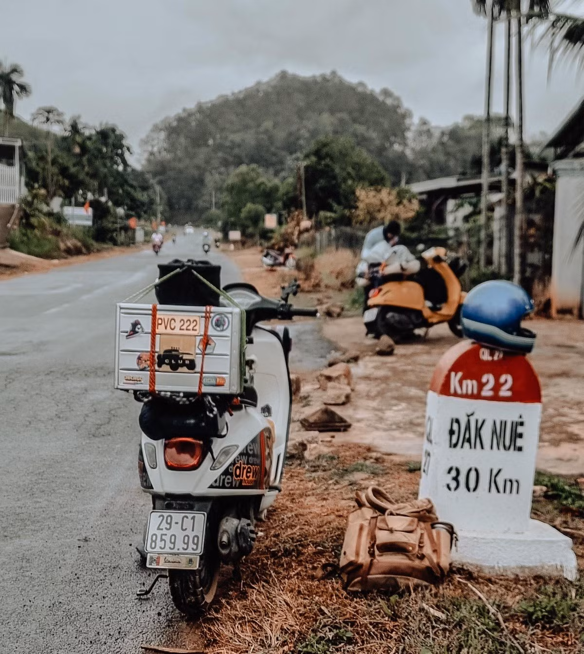 Cung đường Tây Nguyên được mệnh danh là "bao khó" cho dân phượt. “Đèo lò xo được mệnh danh là con đèo nguy hiểm bậc nhất khu vực miền trung tây nguyên. Mình cũng ghé thăm ngã ba Đông Dương, nơi giao nhau của 3 nước Việt Nam, Lào và Campuchia”- Nam Dậu chia sẻ. Dậu cũng chia sẻ, mỗi điểm dừng chân, Nam Dậu có liên hệ với những người bạn tại đó để gặp gỡ và giao lưu. Đặc biệt tại khu vực Tây Nguyên, Dậu gặp những người bạn đều có rất nhiều kinh nghiệm chạy mô tô. Khi Nam Dậu quyết định chạy cung đường Tây Nguyên thay vì đường biển, những người bạn ở đây đều đưa ra lời khuyên đi Vespa rất nguy hiểm. “Chưa từng có ai chạy Scotter cung tây nguyên cả, ý họ là Vespa rất nguy hiểm. Và họ khuyên mình nên đi Quốc lộ 1A, cung đường biển. Nhưng mình vẫn chọn Quốc lộ 14, xuyên qua tây nguyên”- Nam Dậu chắc nịch nói.