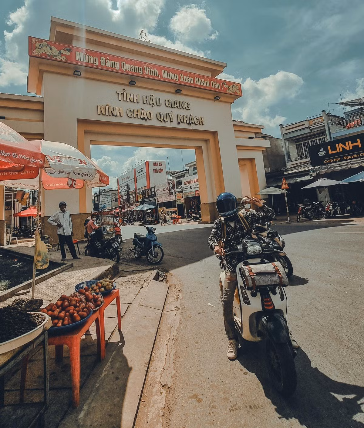 Nam Dậu tại Hậu Giang. “Thật ra mình không khuyên các bạn chạy như mình. Mình là người tự tin về khả năng chạy xe và đây cũng là lần thứ hai mình đi xuyên Việt nên không có quá nhiều lạ lẫm. Nhưng nếu một ai muốn đi xuyên Việt bằng xe máy hãy nên tìm hiểu thật kỹ trước khi di chuyển và lên kế hoạch rõ ràng”- Nam Dậu nói thêm. Khi được hỏi về mục đích của chuyến đi, Nam Dậu cho biết bạn đã có kế hoạch bắt đầu từ sau khi một người em của Nam Dậu mất. “Mình mang trên mình chiếc ba lô của em mình đi. Trên mỗi vùng mình dừng chân, mình sẽ lấy một nắm đất cho vào một chiếc bình. Đất đó là có cả ở ven đường, bãi biển, chùa. Mình cho vào một cái bình rồi mang về đặt cạnh mộ em mình. Với cả mục đích của chuyến đi không phải để đi chơi nên mình cũng ít ghé điểm vui chơi, nên mình chỉ ghé những điểm nổi tiếng. Dọc từ Bắc vào Nam, mình cũng được nhiều anh em, bạn bè hỗ trợ nên chi phí đi lại cũng không hết là bao”- Nam Dậu nói thêm.