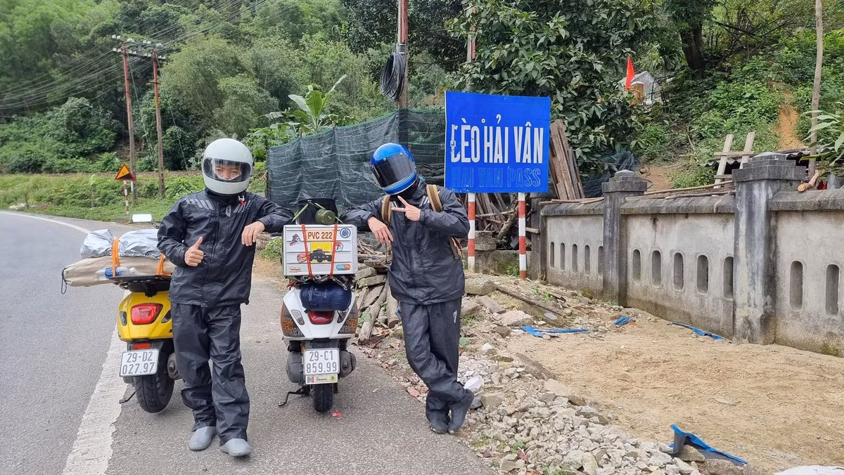 Nam Dậu cùng người bạn check in tại đèo Hải Vân. Dậu cũng chia sẻ thêm, trước khi đi cung đường Tây Nguyên, Nam Dậu đã từng nghe nhiều vì nó không hề dễ dàng, đặc biệt là di chuyển trên một chiếc xe tay ga như Vespa. “Có người nói rằng cô đơn là ngồi một mình trong phòng nghe nhạc lofi và hút thuốc. Đó là họ chưa trải qua khoảnh khắc 1 mình một con đường giữa đất trời Tây Nguyên những ngày tết”- Nam Dậu bồi hồi kể lại.
