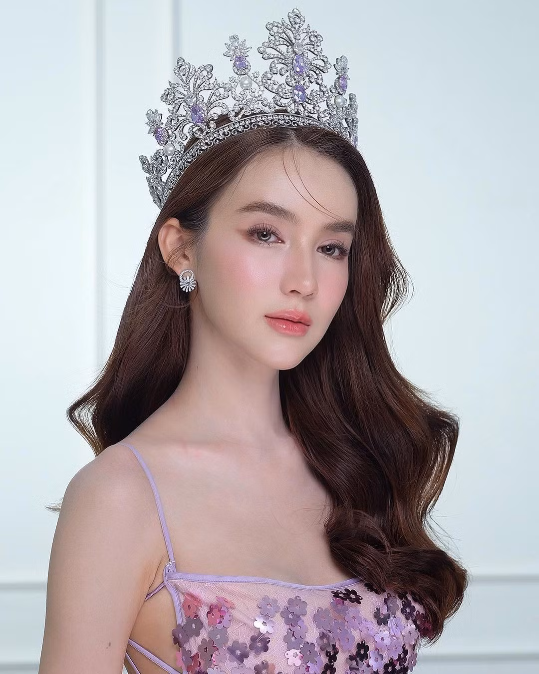 Tờ Sina nhận xét: "Khó tìm ra góc chết trên gương mặt Yoshi. Chúng ta càng không thể tin cô ấy là người chuyển giới với vẻ đẹp thanh khiết, nữ tính này".