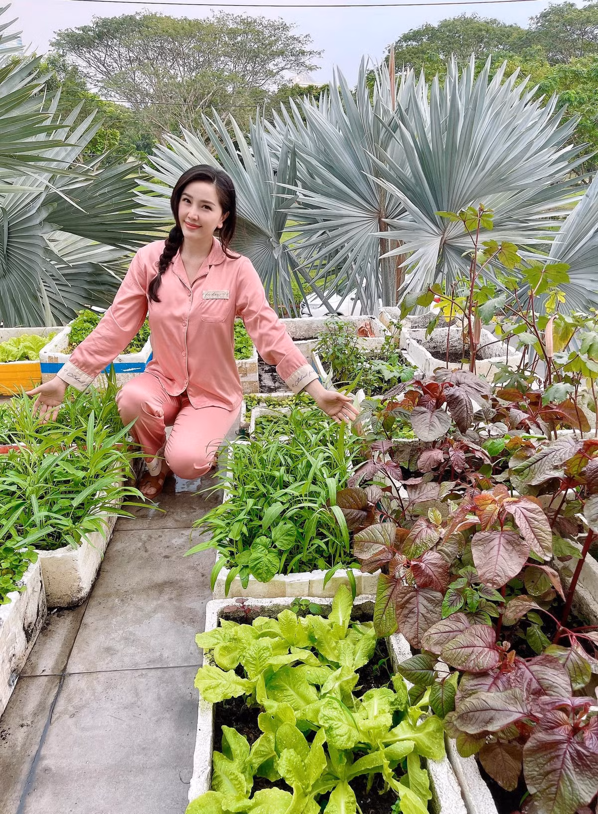 Dù sống trong nhung lụa, Bảo Thy vẫn rất chịu khó "làm nông dân" khi trồng rất nhiều loại rau trên sân thượng.