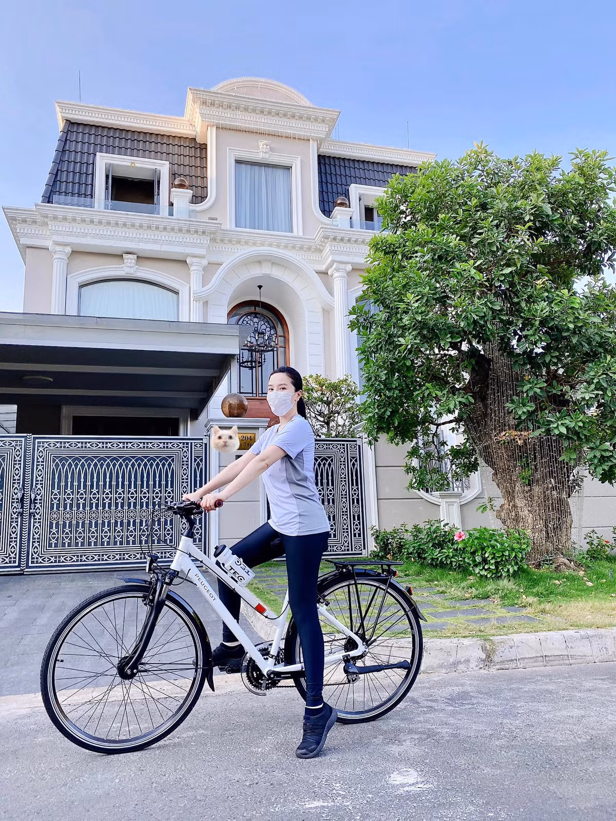 Căn biệt thự xa hoa của vợ chồng Bảo Thy khiến nhiều người trầm trồ.