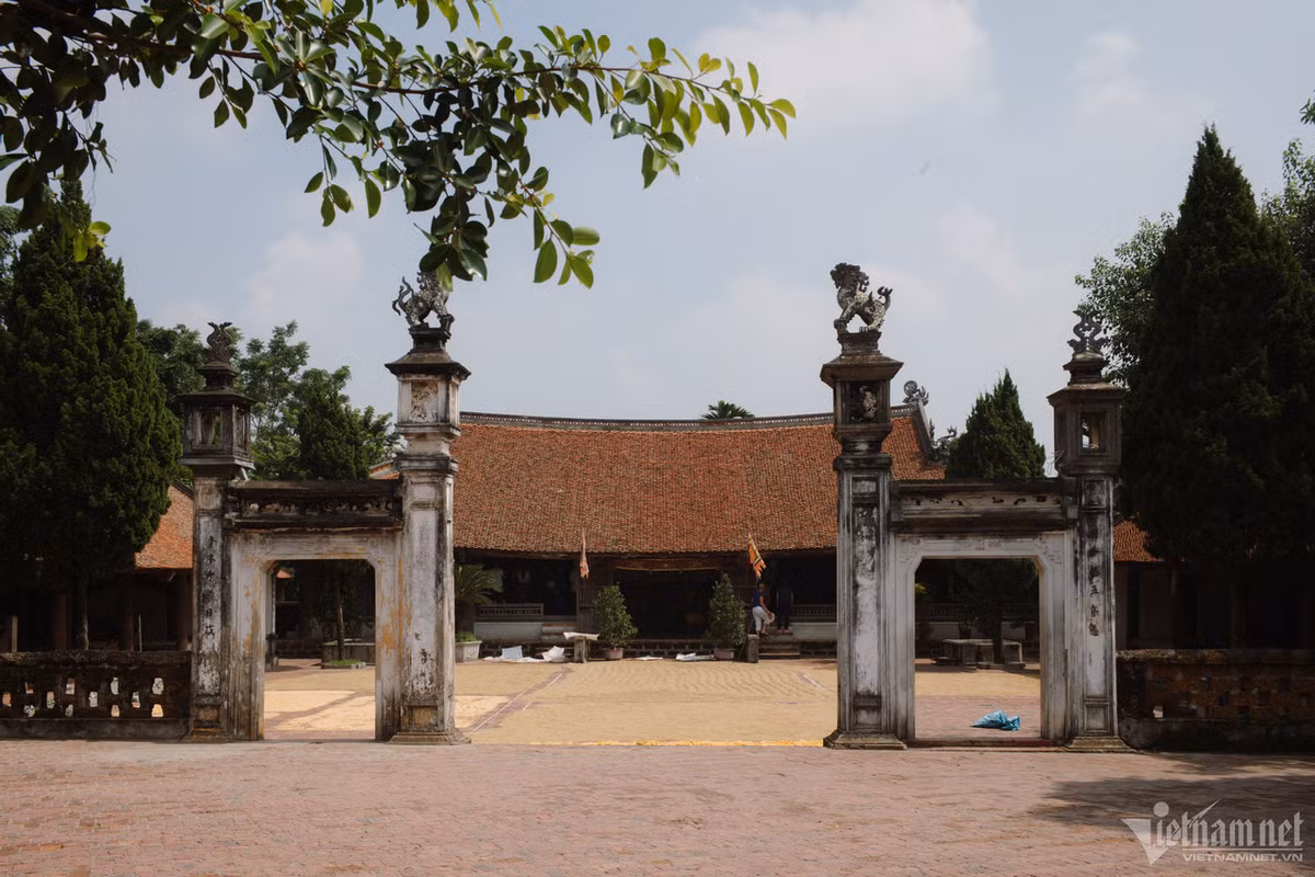 Tách biệt với những ngôi nhà khang trang hiện đại, làng cổ Đường Lâm vẫn lưu giữ được những nét đặc trưng của một ngôi làng ở Bắc Bộ với những công trình kiến trúc cổ được xây dựng bằng đá ong và cột gỗ lim...