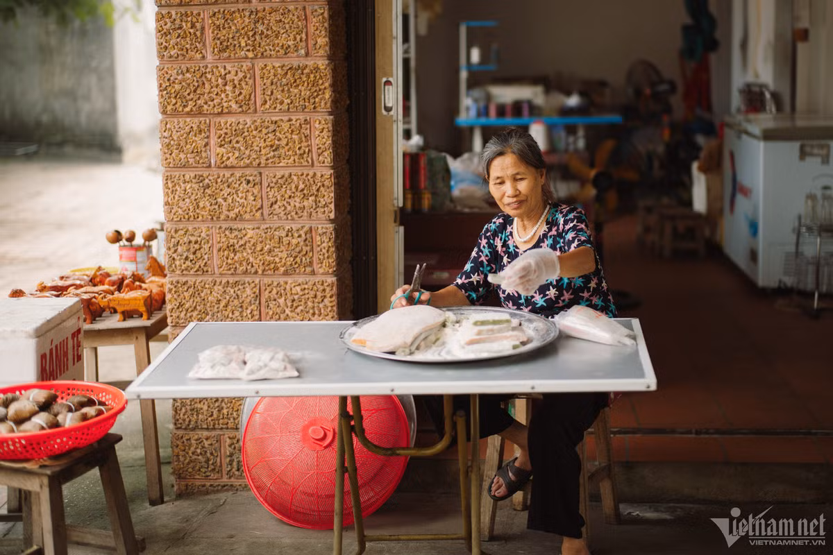 Dưới những mái nhà, người dân vẫn giữ nhiều nếp sinh hoạt xưa, làm các món ăn dân dã quen thuộc với những người con được sinh ra từ làng.