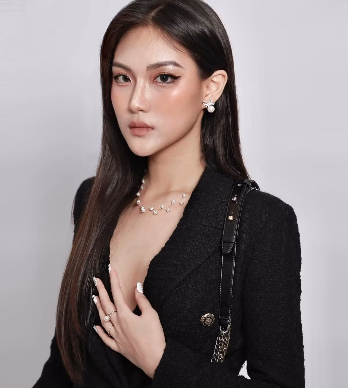 Nguyễn Hoàng Hiểu Minh sở hữu gương mặt sắc sảo, cá tính, phù hợp với tiêu chuẩn của Miss Grand Vietnam. Cô gái 19 tuổi là một trong 100 sinh viên đón đoàn Tổng Thư ký Liên Hợp Quốc cùng với thành tích vô địch giải Bóng ném Toàn quốc 2019. Ngoài ra, cô là đồng sáng lập tổ chức từ thiện Người vận chuyển.