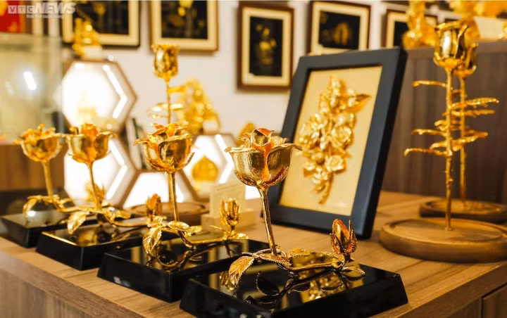 Gần đến ngày lễ tình yêu Valentine 14/2, các sản phẩm hoa hồng mạ vàng 24k được nhiều khách hàng tìm mua để làm quà tặng độc, lạ cho người yêu.