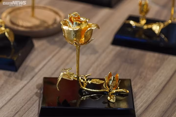 Anh Nguyễn Anh Ngọc (Cầu Giấy, Hà Nội) nói: "Mọi năm khi đến ngày lễ tình yêu, tôi thường chọn hoa tươi và socola để tặng người yêu. Tuy nhiên, năm nay tôi muốn có một món quà đặc biệt hơn nên đã chọn bông hồng mạ vàng".