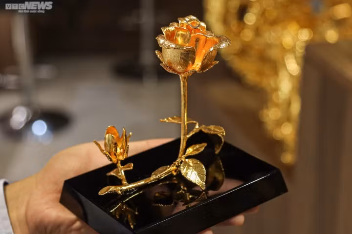 “Bông hồng vàng để bàn 3 trong 1” có giá 2,5 triệu đồng.