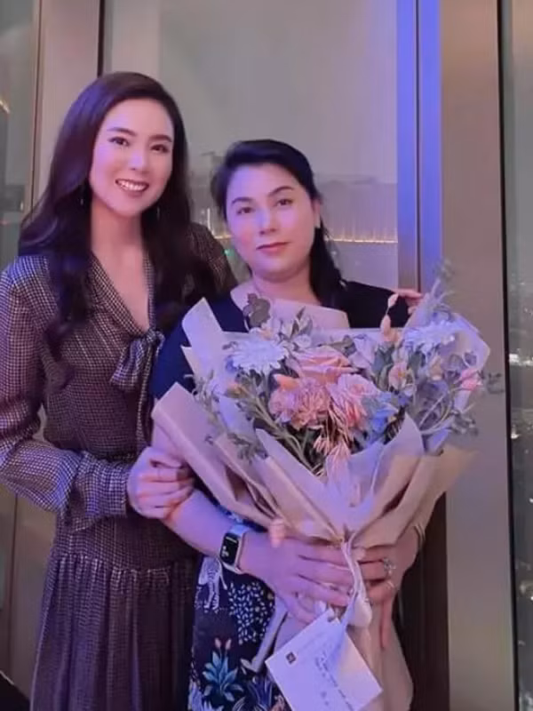 Được biết, mọi thành công của Mai Ngọc đều có sự chăm lo của mẹ ruột. Bà là người đã chăm lo cửa hàng, quản lý đội ngũ nhân viên giúp Mai Ngọc. Vì thế công việc của cô khá suôn sẻ.