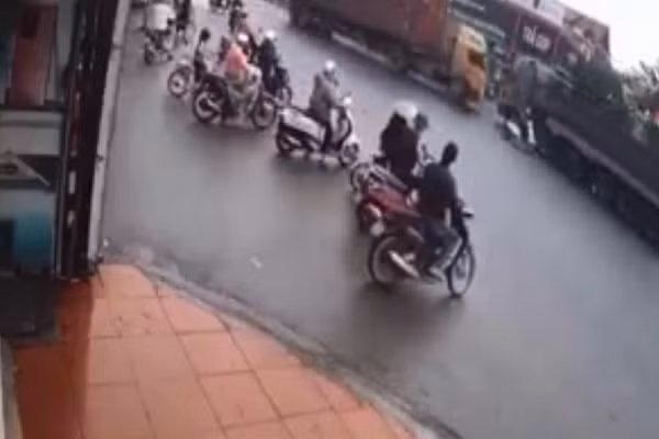 Video: Tránh đại nạn cho xe máy, container tông kinh hoàng xe tải Video: Tranh dai nan cho xe may, container tong kinh hoang xe tai