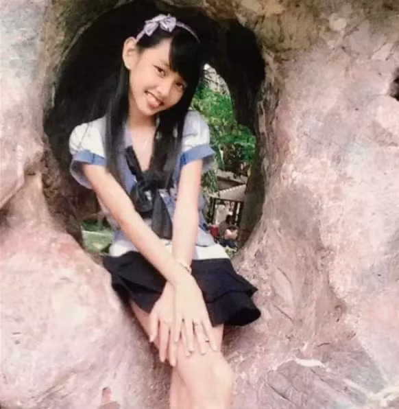 Ảnh cũ Thùy Tiên cho thấy dáng ngồi "xoắn quẩy" đã có từ bé - Hình 2 Anh cu Thuy Tien cho thay dang ngoi