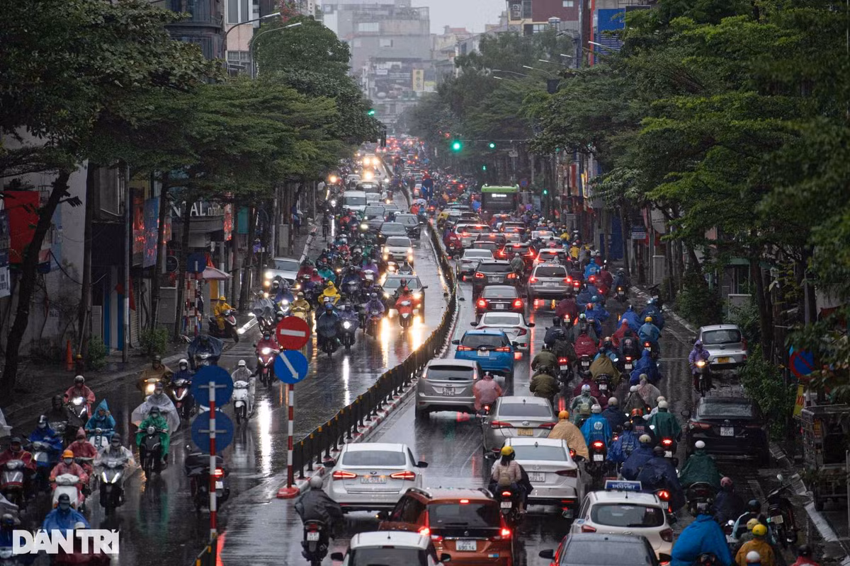 Mưa rét cũng là nguyên nhân gây ùn tắc giao thông trên nhiều tuyến phố như Tây Sơn, Chùa Bộc, Nguyễn Trãi... Người tham gia giao thông di chuyển chậm hơn, đặc biệt người điều khiển xe máy khi mặc áo mưa lùng bùng vướng víu, khó quan sát.