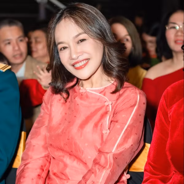 Nghe si Tu Oanh: Tro lai ruc ro o tuoi huu, hon nhan kin tieng-Hinh-2
