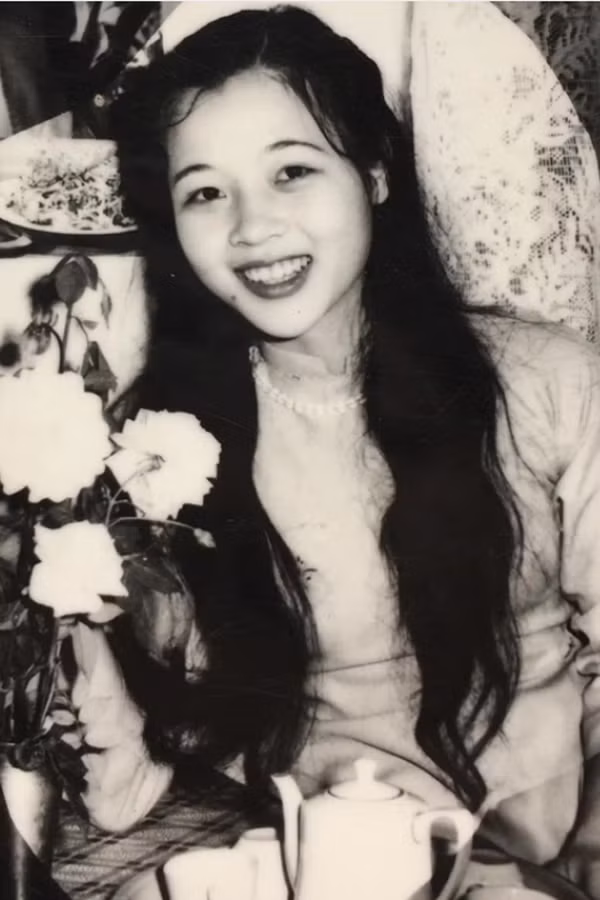 Mẹ ruột Hoa hậu Lương Thùy Linh - bà Nguyễn Thị Hương là mỹ nhân nức tiếng thời trẻ. Hiện tại, bà là Giám đốc Kho bạc Nhà nước tỉnh Cao Bằng.