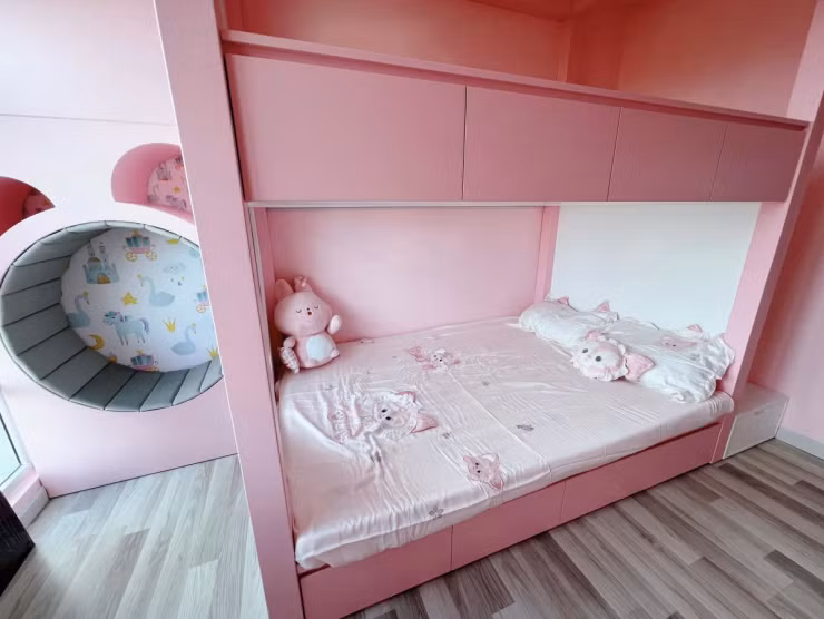 Phòng của bé Ốc với gam hồng ngọt ngào, các vật dụng đều xinh xắn, phù hợp trẻ nhỏ.