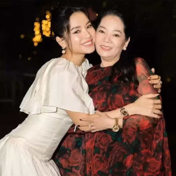 Cô tâm sự: "Nếu không hợp, tôi sẽ không bao giờ ở chung với mẹ chồng như bây giờ. Khi nào cảm thấy không còn phù hợp, tôi sẽ ở riêng. Tôi nghĩ, thà gặp nhau ít nhưng tình cảm trọn vẹn hơn là sống cùng nhau mà không mang đến hạnh phúc cho nhau".