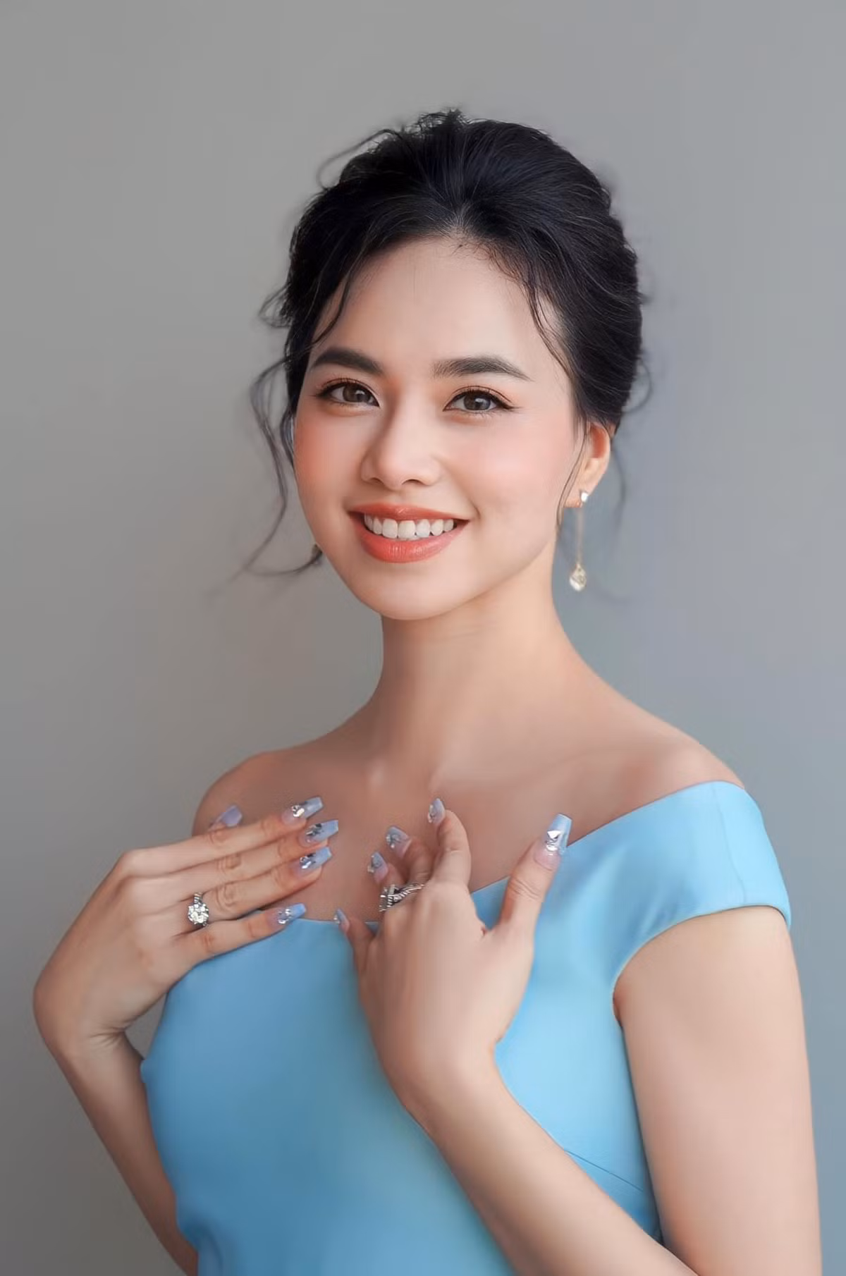 Không chỉ xinh đẹp Đinh Ngọc Diệp còn là một cô gái thông minh, học giỏi, sắc sảo. Cô từng là thủ khoa đầu vào khối D và tốt nghiệp 2 chuyên ngành đại học là Báo chí và Quan hệ quốc tế tại của trường Đại học Khoa học Xã hội và Nhân văn - Đại học Quốc gia TPHCM.