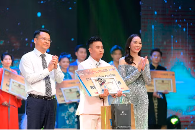 "Tài năng âm nhạc Việt 2023" vỡ òa cảm xúc khi lộ diện quán quân - Hình 5 Quán quân dòng nhạc Bolero - Thiên Hoàng.