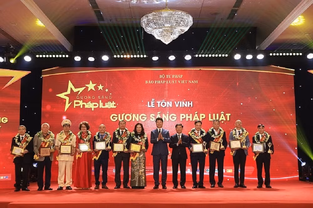 50 Guong sang phap luat nam 2023: Nang cao y thuc ton trong phap luat