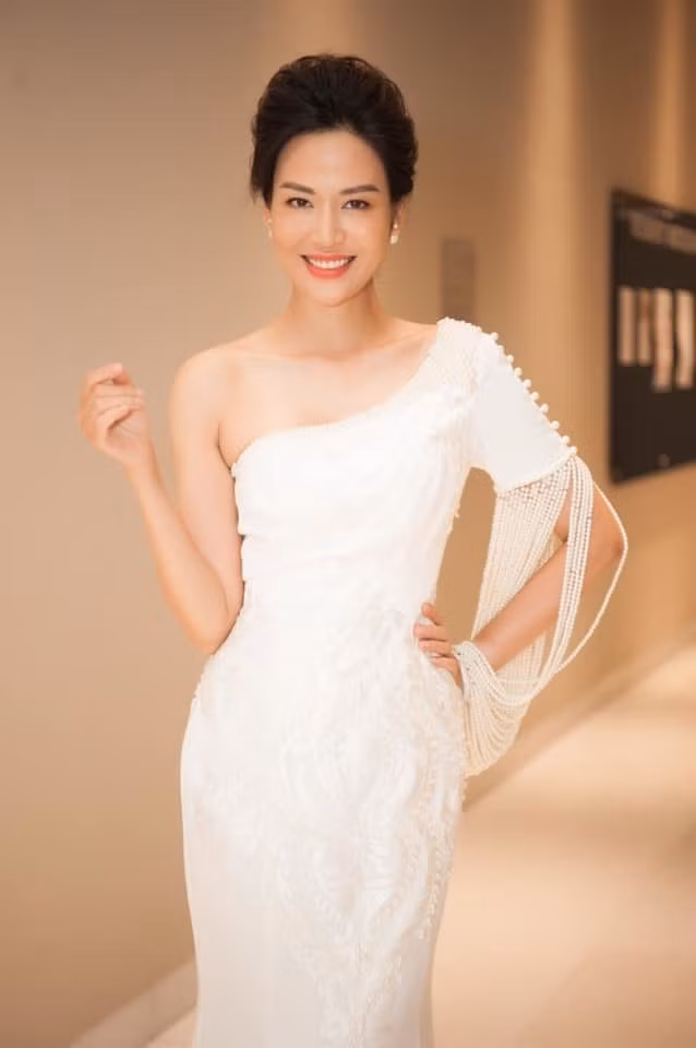 Thu Thuy - Hoa hau 'dan than' trong su vo thuong cua cuoc doi-Hinh-2