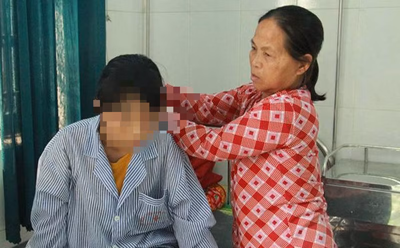  Nữ sinh bị lột đồ, đánh dã man phải nhập viện tâm thần: Vào cuối tháng 3/2019, trên mạng xã hội lan truyền clip một nữ sinh bị lột quần áo, đánh hội đồng dã man khiến dư luận vô cùng bức xúc. Nội dung đoạn clip cho thấy nữ sinh này bị một nhóm nữ sinh khác xúm vào đánh. 
